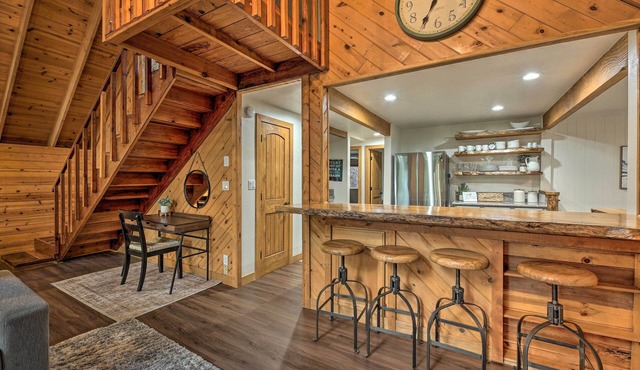 Pinetop Chalet Cabin ~ 1 Mi to Woodland Park