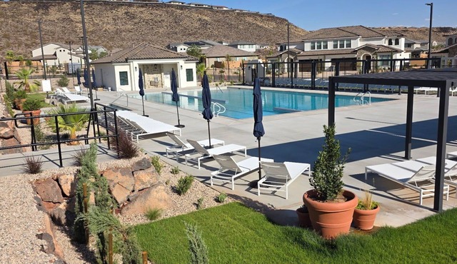 Planning Zion w/Friends/Family? 5BR Luxury Retreat Pool, Hot Tub + Pickleball