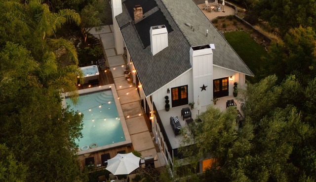 Pool, Hot Tub, Pool Table & Views—Near Plaza