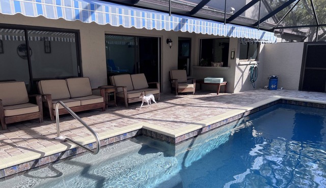 Pool, Pet OK, 2bed/2bath - private, minutes from beach, downtown, shopping, golf