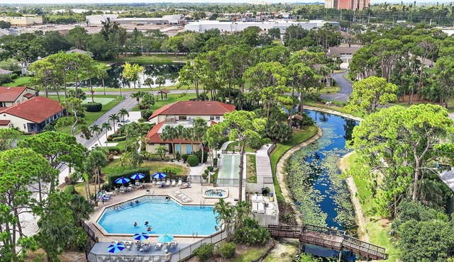 Pool, Pickle Ball, Tennis, Minutes to Beaches