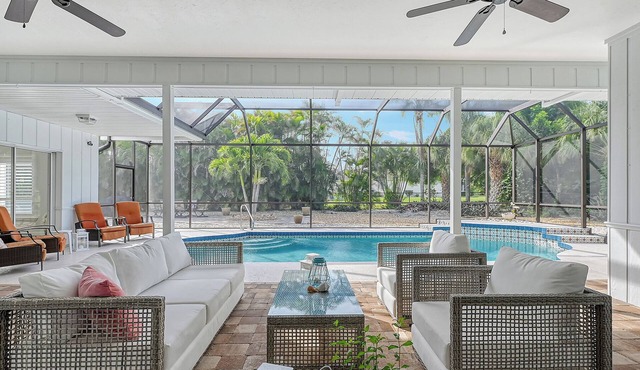 Pool Villa, 3BR/2.5BA, private heated pool, close to the beaches