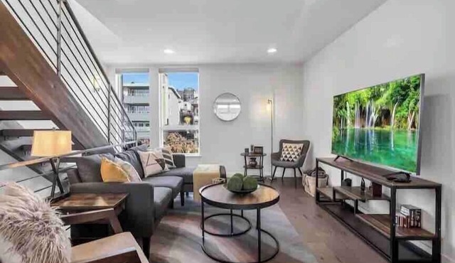 Prime Location. Lake View. Seattle Skyline View.