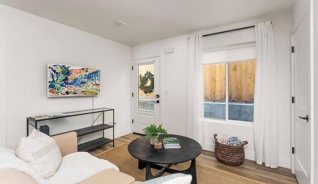 Private 1-bedroom Retreat in South East Portland with WiFi. Animal friendly.