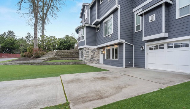 Private 2-bedroom Guest Suite w/Separate Entrance, AC & EV Charging. Bellevue