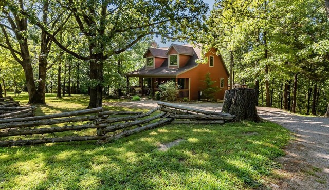 Private 40-Acre Cottage, Hot Tub, Pool Table & Car Charger