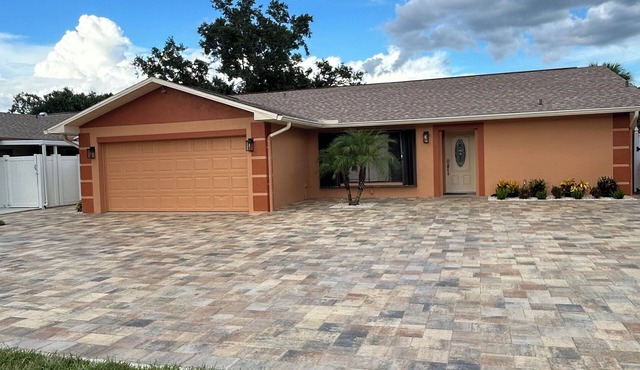 Private apartment with free parking 10 minutes from Tampa International Airport.