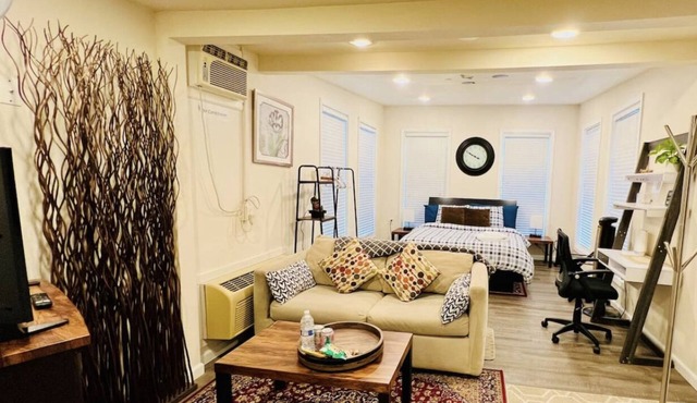 Private Cottage, 5 mins to Groceries & Alderwood mall!
