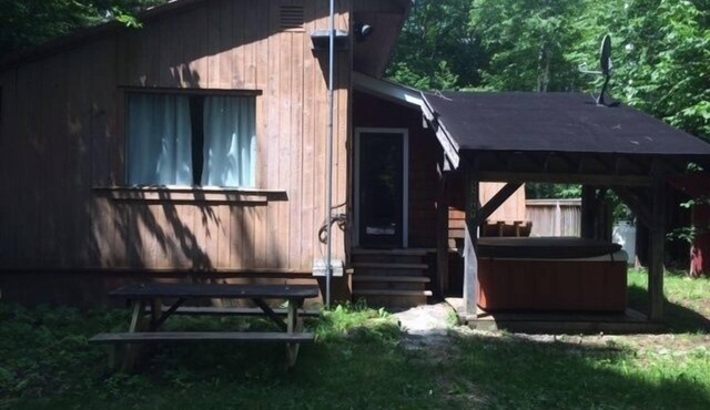Private Cottage With Hot Tub! Close to Pikes Falls, village, and hiking!