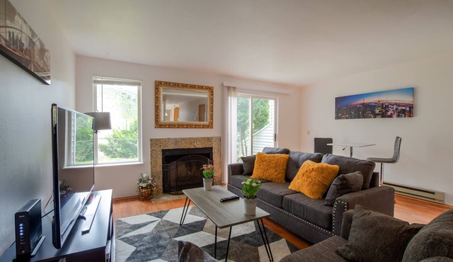 Private, Cozy, and Strategic entire 2 beds TH