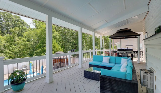 Private Deck & Shared Pool: Townsend Apartment