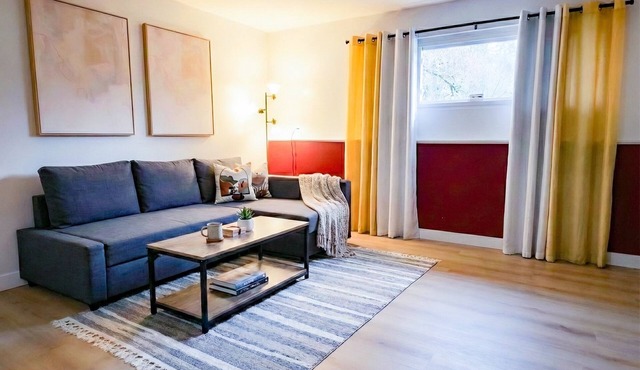 Private guest suite with Full kitchen & laundry