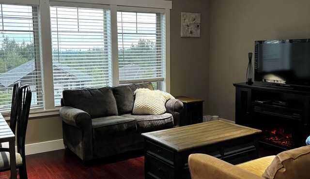 Private, Modern, Guest Suite in Cumberland BC, w/Full Kitchen, Close To Mt Wash
