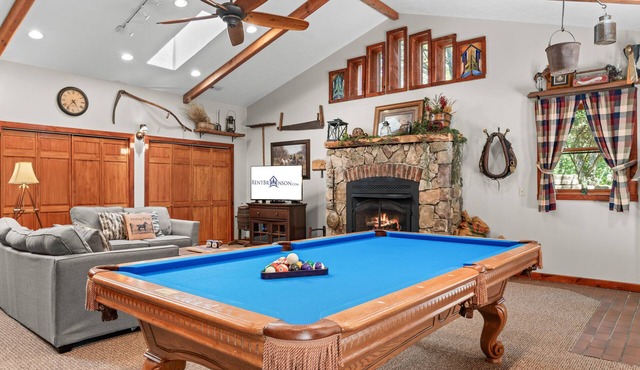 Private One-Level Carriage House, Hot Tub, Pool Table, Dog Friendly & Car Charger