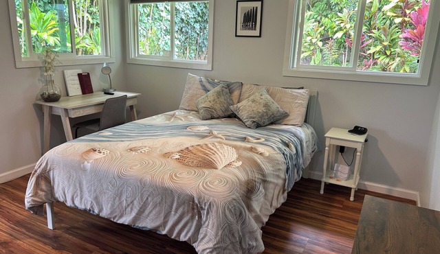 Private Studio, 10 min walk to Hakalau Beach, Hamakau Coast. 15 min to Honoli'i