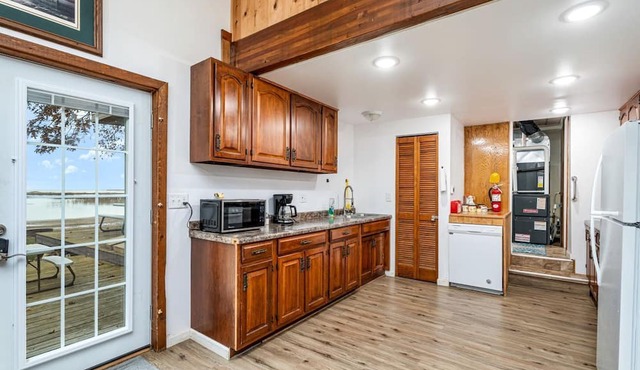 Quaint Lake Cottage Perfect to Reconnect with Nature in Michigan in Au Gres