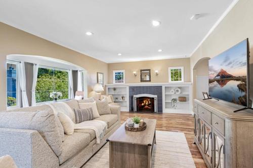 Queen Anne Charm Near Tech Hubs & Entertainment