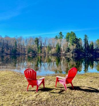 Quiet Bay Lakeside Escape