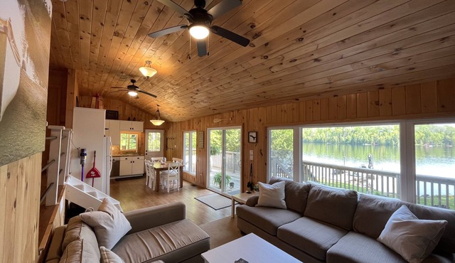 Quiet Lakefront Cottage, perfect for Families. Hot Tub, No Jet Ski lake.