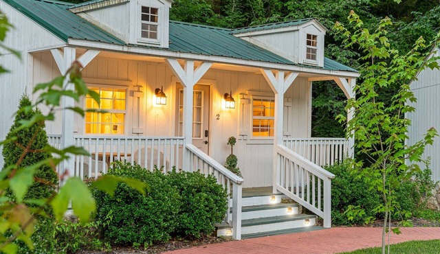 Quiet Ozarks Cottage for Two | Pool + Forest Views
