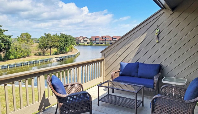 Raised Beach Townhouse, Lake and Creek Views, Hammock, Easy Walk to Beach, Pool