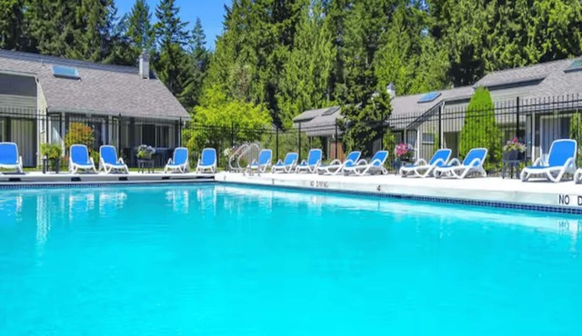 Rathtrevor BEACH - POOL + HOT TUB (Sleeps 6)