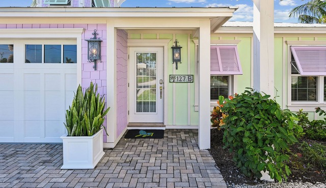 Recently Renovated Luxury Ground Floor Island Home Close to Beach!o Sleeps 4