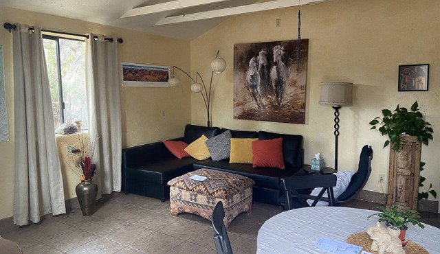 Red Rock Retreat: Hot tub, walk to creek for swimming,.
