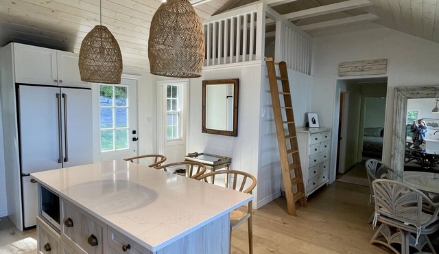 Refurbished cottage on Loughborough Lake w/deck featuring sunset views. in South Frontenac