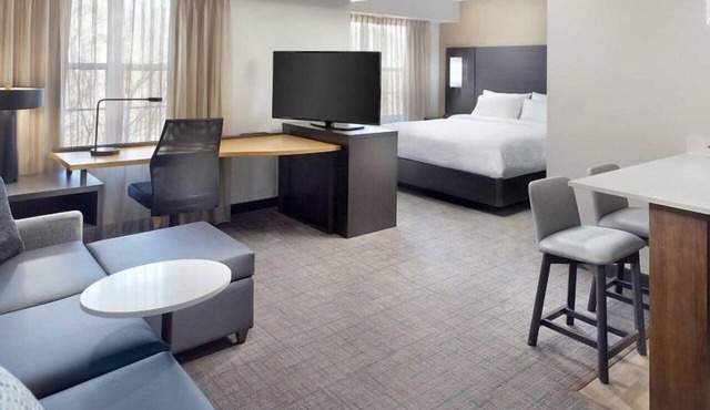 Relax and Recharge! FOUR Modern Units, Pool, Free Breakfast and Airport Shuttle!