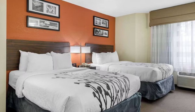 Relax in 2 Stylish Rooms w/2 Double Beds Near Sarasota-Bradenton Airport