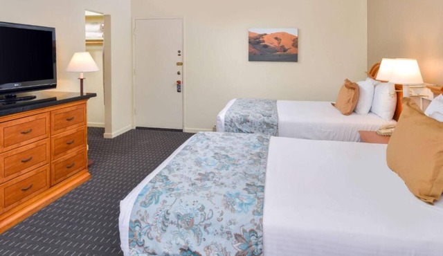 Relax in 4 Comfortable Units, Continental Breakfast, FREE Parking, Outdoor Pool!