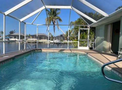 Relax with nature in our Waterfront 4 bedroom -HEATED POOL HOME-KING BED