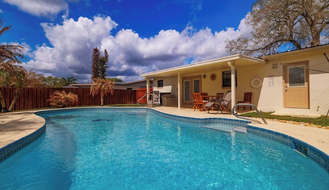 Relaxing Tropical Pool Home Close to Beach and Disney
