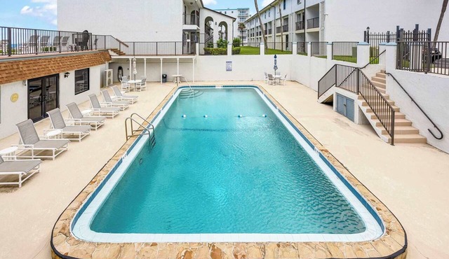 Remodeled Oceanfront 2 Bedroom condo Dog Friendly