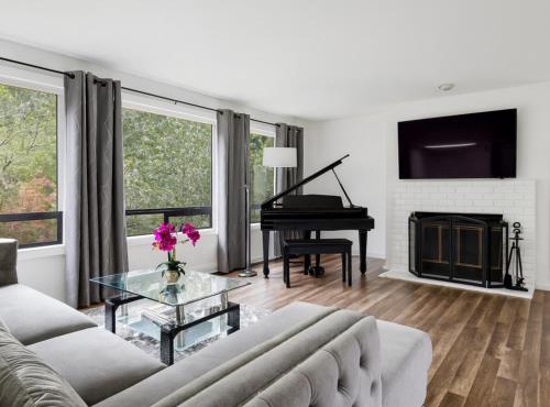 Remodeled, Spacious, Modern Retreat 5 BR, 3BA, 2KIT