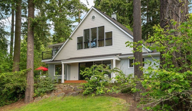 Renovated 4BR retreat near Seattle with patio, sport court, foosball room & lake views for families