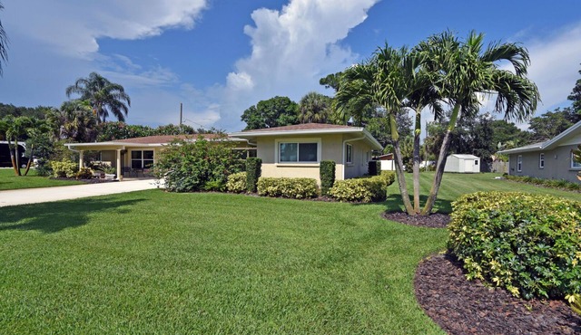 Renovated home walk to Siesta Key Beach, shopping, and restaurants