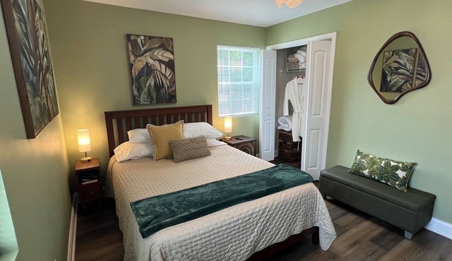 Renovated Quiet 2BR Cottage, Near Duke, DPAC, NCCU & Downtown Durham - King Bed