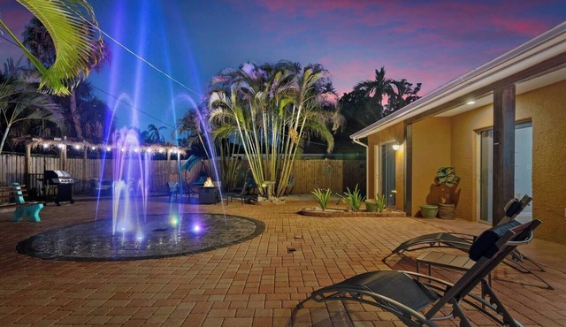 Resort-Style Coastal Villa - Luxurious Courtyard - Splash Pad, Fire Pit, and More!