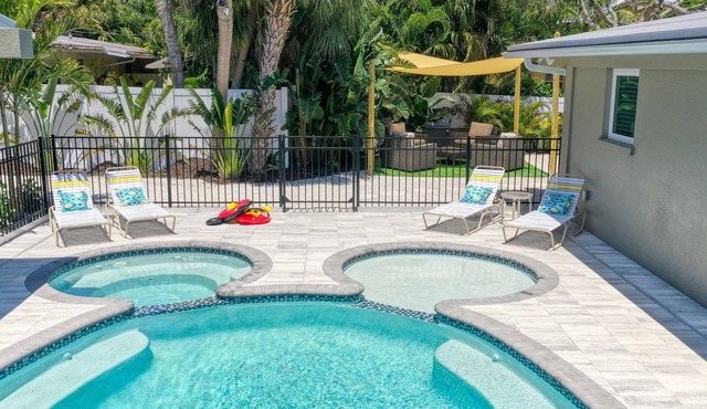 Resort-Style Ground Floor 2BR Pelican Suite, Heated Pool/Spa, Lakefront