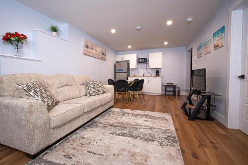 Richies Place Modern 2BR, Parking & Private Entry
