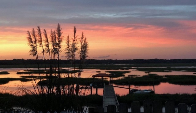 River Retreat- Waterfront- 1 MI from Parris Island
