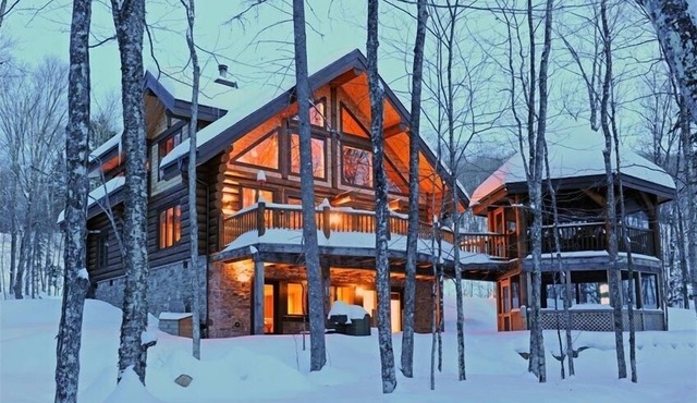 Riverfront loghome. 3-minutes to ski resort. Theatre room as bonus 5th bedroom.