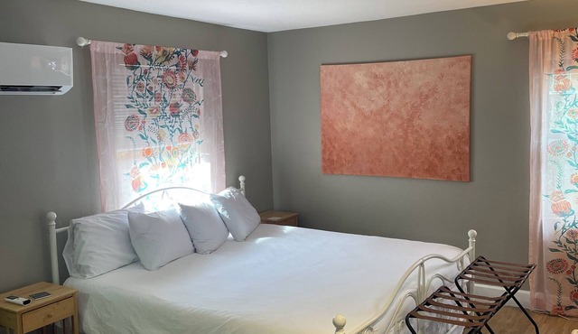 Riverside Casita: semi-private pool, spa, dock, garden oasis, 5 min to downtown!