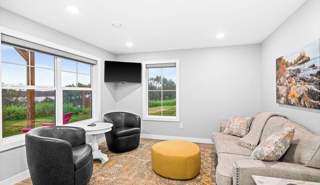 RiverWest Trails End Chalet -River Front - Dog Friendly