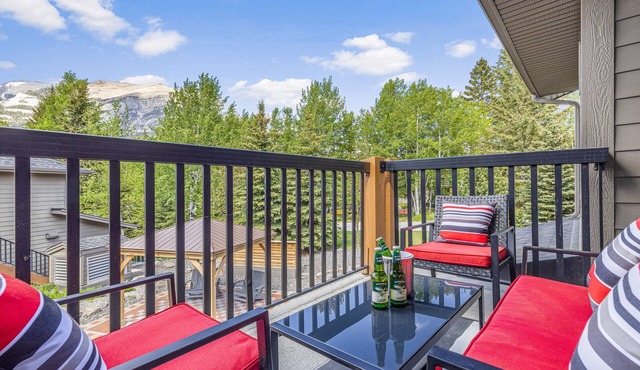 Rocky Mountain Condo, Grotto Mtn Views, Hot Tub