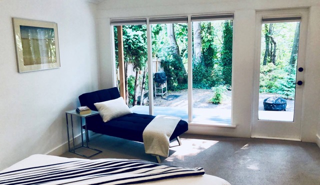 Romantic and Charming Magnolia Mid-Century Modern - 1 block from Discovery park