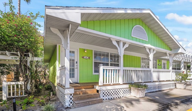 Romantic Island Getaway! Just Steps from the Beach