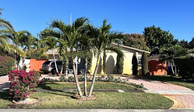 Romantic studio in North Lauderdale with your own kitchen, bathroom and bedroom.